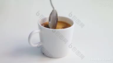 在浓缩咖啡中加入红糖